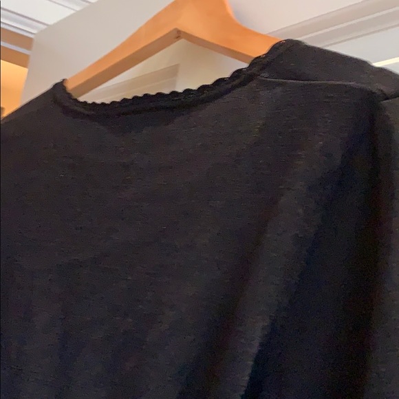 Delicate scalloped neckline & sleeves Lightweight - Picture 7 of 10